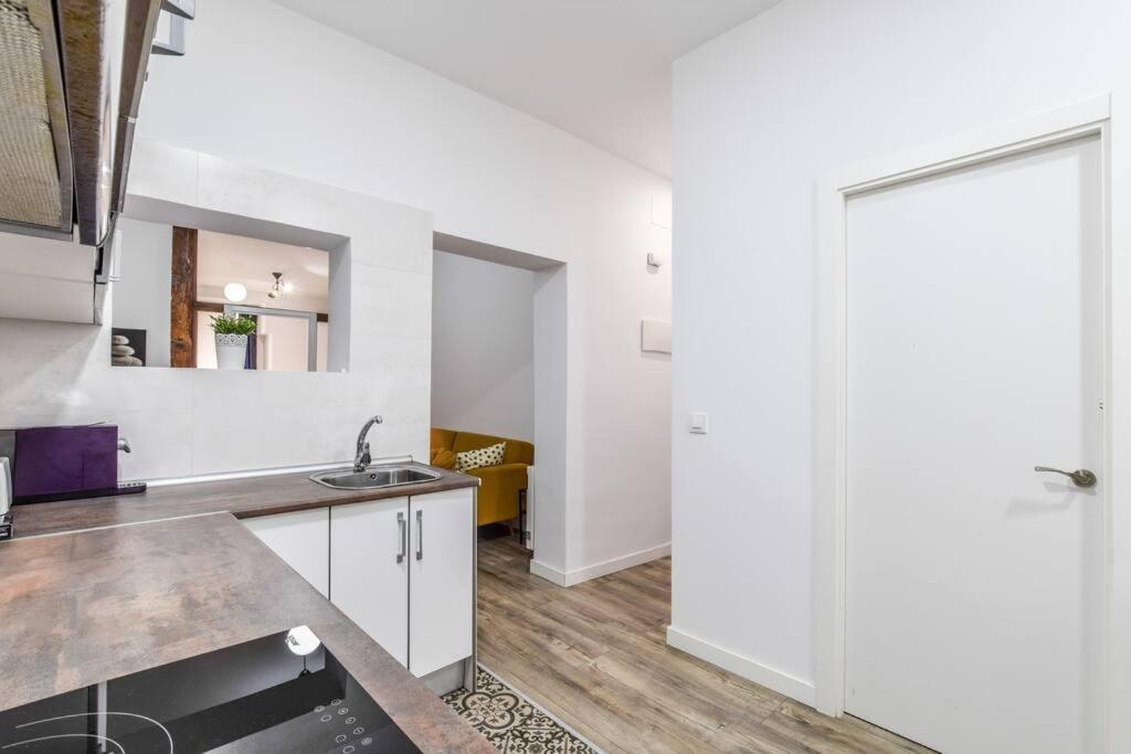 Unique Flat La Latina * Billiard & Darts Apartment Мадрид Екстериор снимка
