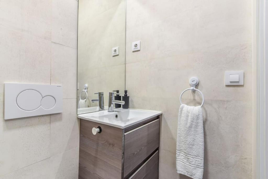 Unique Flat La Latina * Billiard & Darts Apartment Мадрид Екстериор снимка